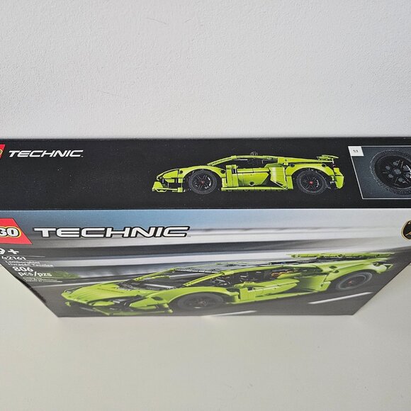 LEGO 42161 Lamborghini Huracan Tecnica 806 pcs - Sealed & Authentic - Picture 4 of 9